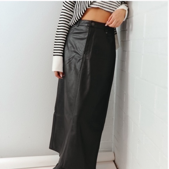 American Eagle AE Low-Rise Vegan Faux Leather Maxi Skirt Back Slit - Picture 1 of 14